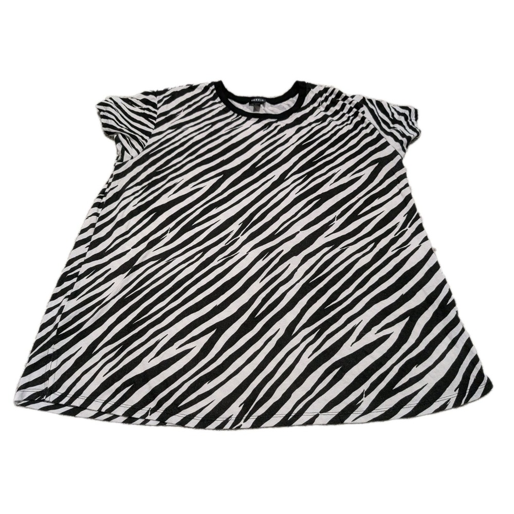 Torrid Womens Zebra Boyfriend Tee T Shirt Size 2 Plus Short Sleeve Crewneck Top
